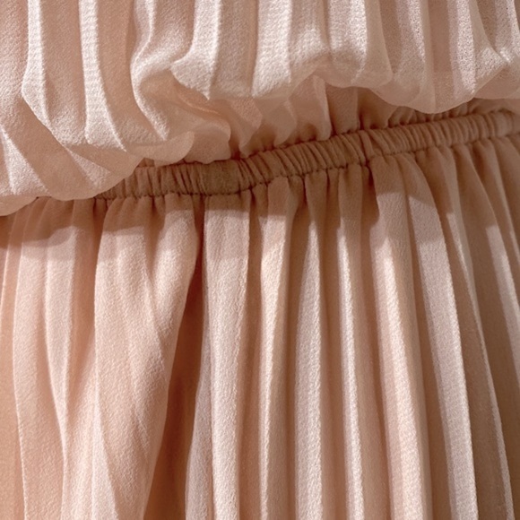 bebe Louisa Necklace Detail Pleated maxi blouson dress in peach chiffon size 6P - Picture 6 of 14